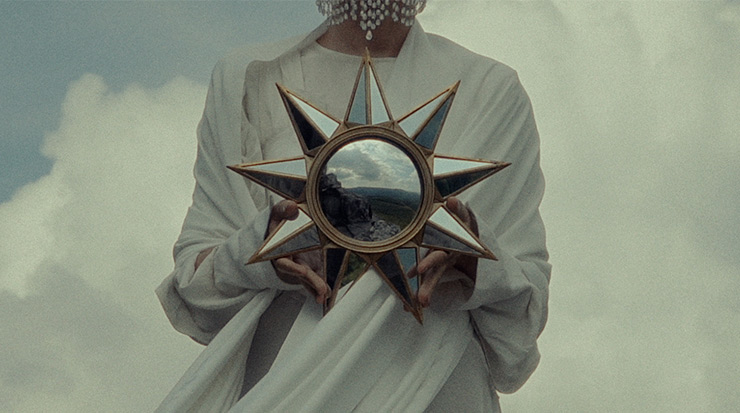 Наши зеркала, конфетница и искусственные растения в съёмках клипа Sestrica