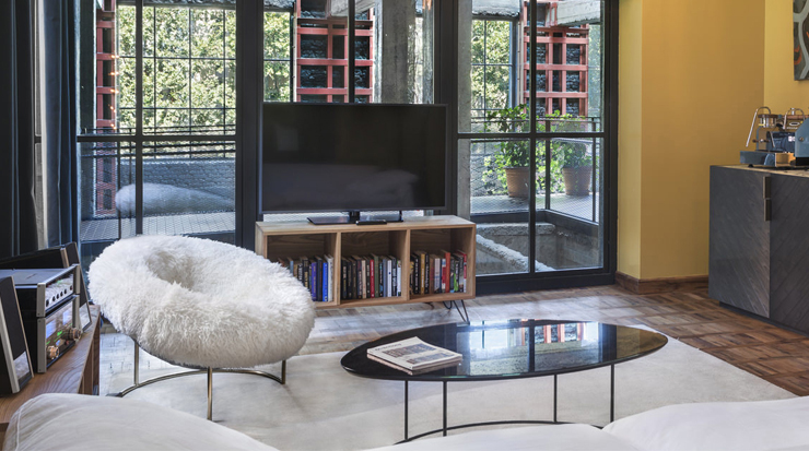 Наше кресло и лампа замечены в интерьере дизайнерского отеля Stamba