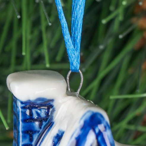 Набор из четырёх ёлочных игрушек с LED лампочками Зимние домики Set Of 4 Xmas Blue Led Houses 8 cm