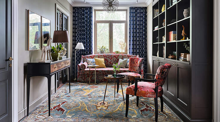 Стулья Timothy Oulton, круглый столик и статуэтки в публикации журнала Architectural Digest