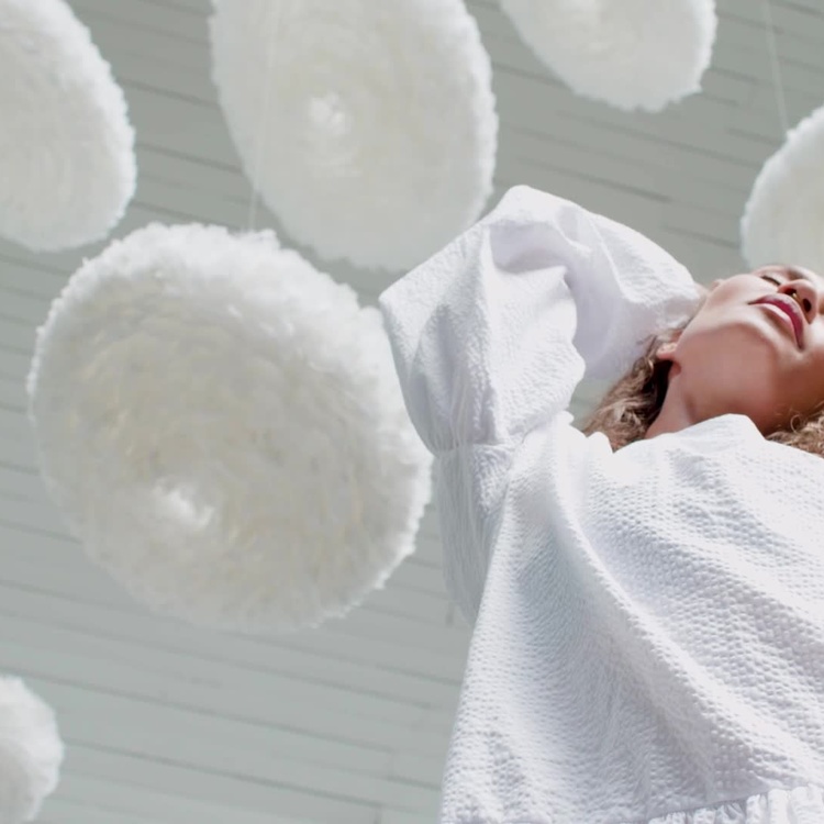 Подвесной светильник Эос на чёрном проводе, красные перья, L Eos Hanging Lamp With Black Cord Large