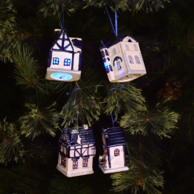 Набор из четырёх ёлочных игрушек с LED лампочками Зимние домики дисконт Set Of 4 Xmas Blue Led Houses 8 cm discount