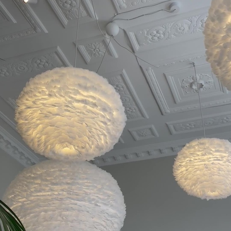 Подвесной светильник Эос на белом проводе, белые перья, XXL Eos Hanging Lamp With White Cord Extra Extra Large