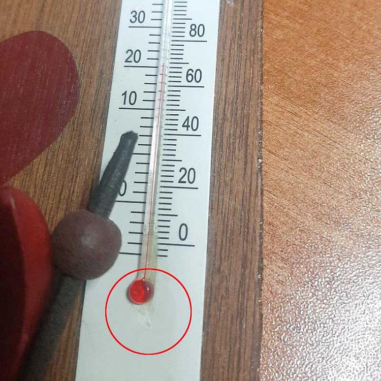 Настенный деревянный термометр с лыжами и снежинками дисконт1 Wooden Thermometer With Ski And Snowflakes 24 cm discount1