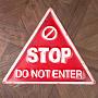 Табличка Plaque Metal Facon Panneau D'Avertissement Triangle Stop Do Not Enter Fond Rouge