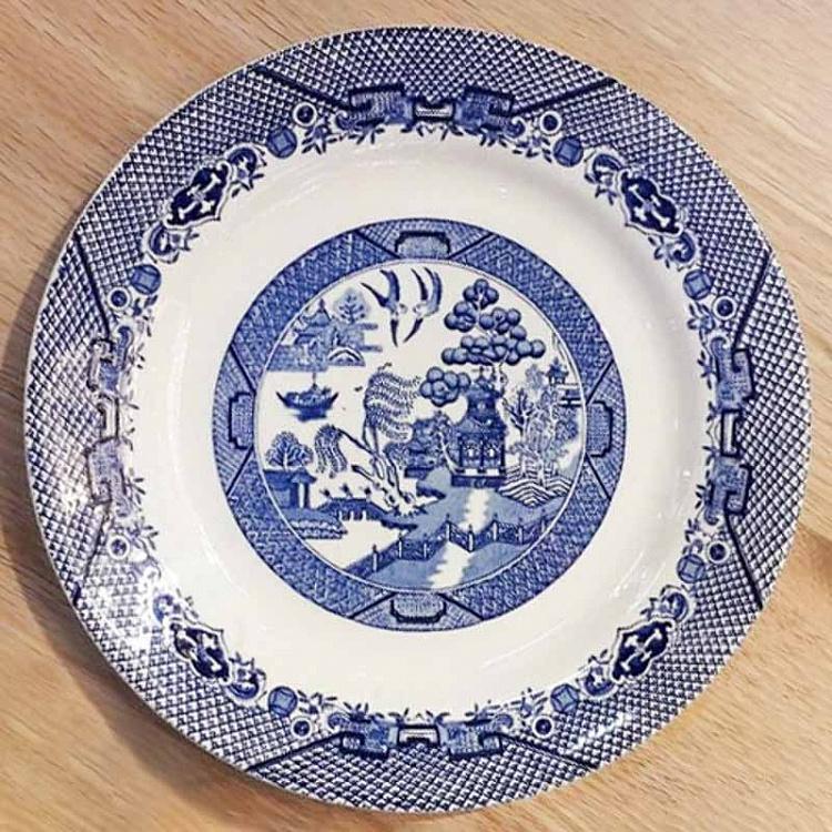 Винтажная тарелка белая с голубым мотивом 21, M Vintage Plate Blue White Medium 21