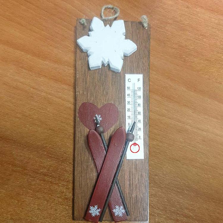 Настенный деревянный термометр с лыжами и снежинками дисконт2 Wooden Thermometer With Ski And Snowflakes 24 cm discount2
