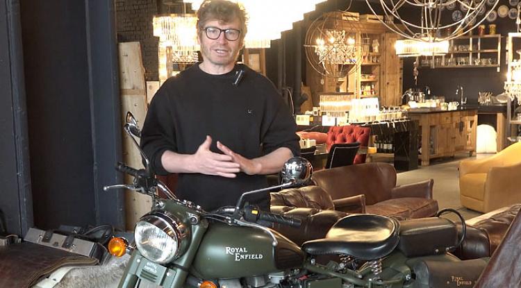 Рекламная съёмка в окружении наших товаров в фотошколе Олега Зотова