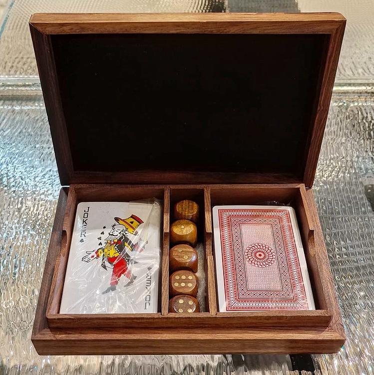 Деревянная шкатулка с двумя колодами игральных карт и костями дисконт Wooden Box With 2 Card Games And Dices discount