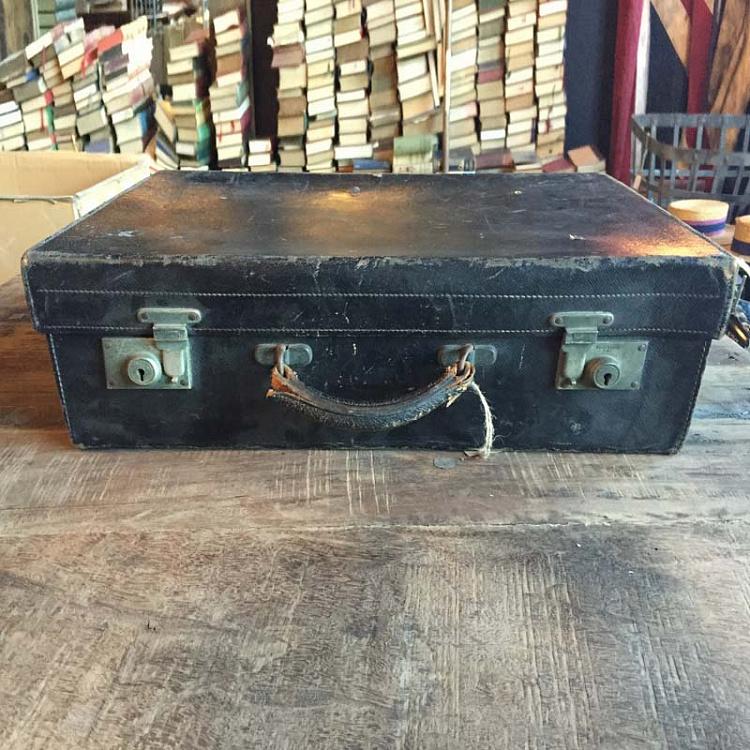 Винтажный чёрный фибровый чемодан с простроченными краями Vintage Black Leather Suitcase With Stitched Edges