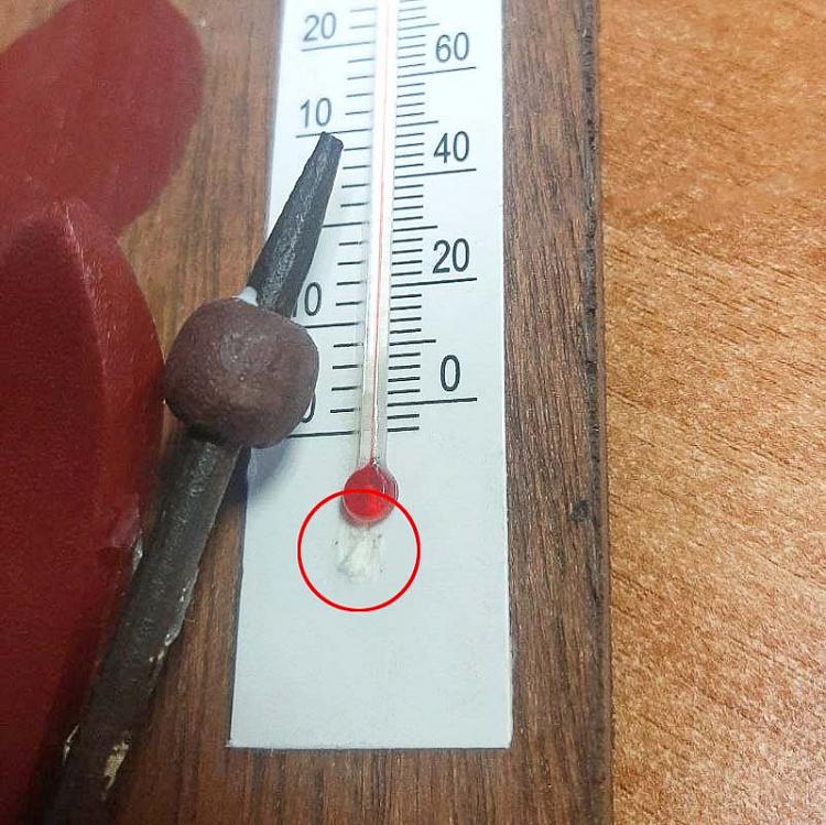 Настенный деревянный термометр с лыжами и снежинками дисконт2 Wooden Thermometer With Ski And Snowflakes 24 cm discount2