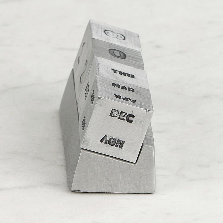 Серебристый настольный вечный календарь в виде кубиков Perpetual Calendar Silver Cubes