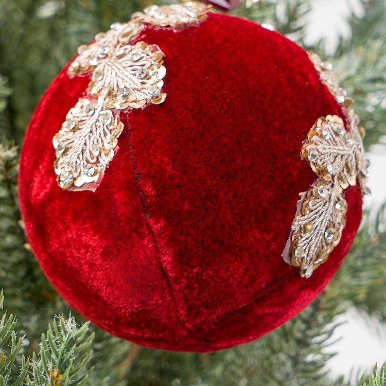 Ёлочная игрушка Красный бархатный шар с золотой аппликацией и бусиной Gold Applique And Bead Velvet Ball Red 15 cm