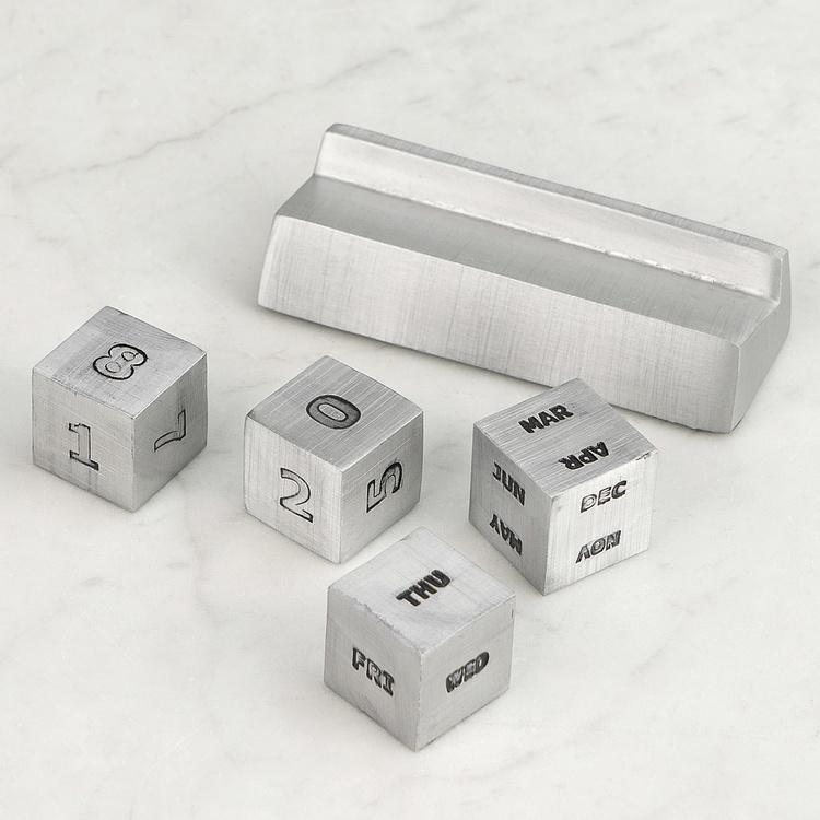 Серебристый настольный вечный календарь в виде кубиков Perpetual Calendar Silver Cubes