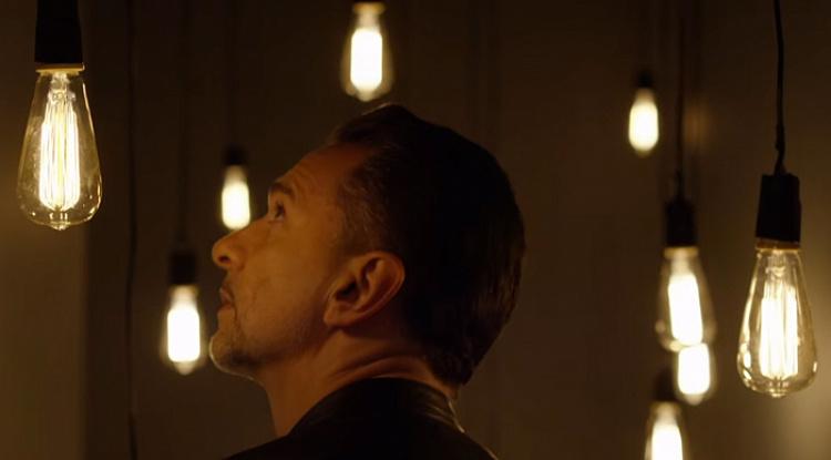 Лампочки Edison помогают создать мистическую атмосферу в этом клипе