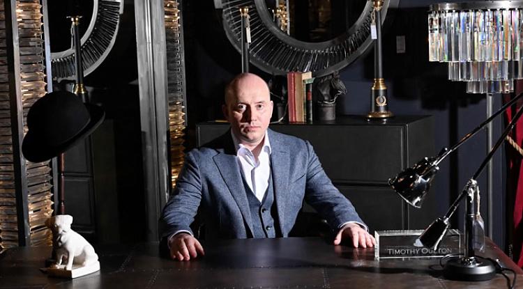 Актёрское портфолио Сергея Бурунова в окружении наших товаров в фотошколе Олега Зотова