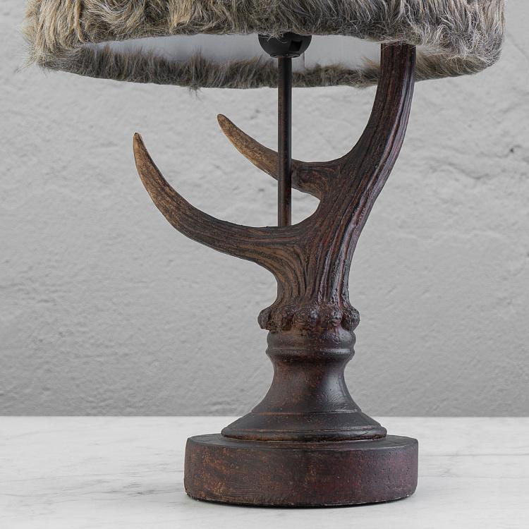 Настольная лампа с оленьими рогами и меховым абажуром Deer Antlers Table Lamp With Fur Shade