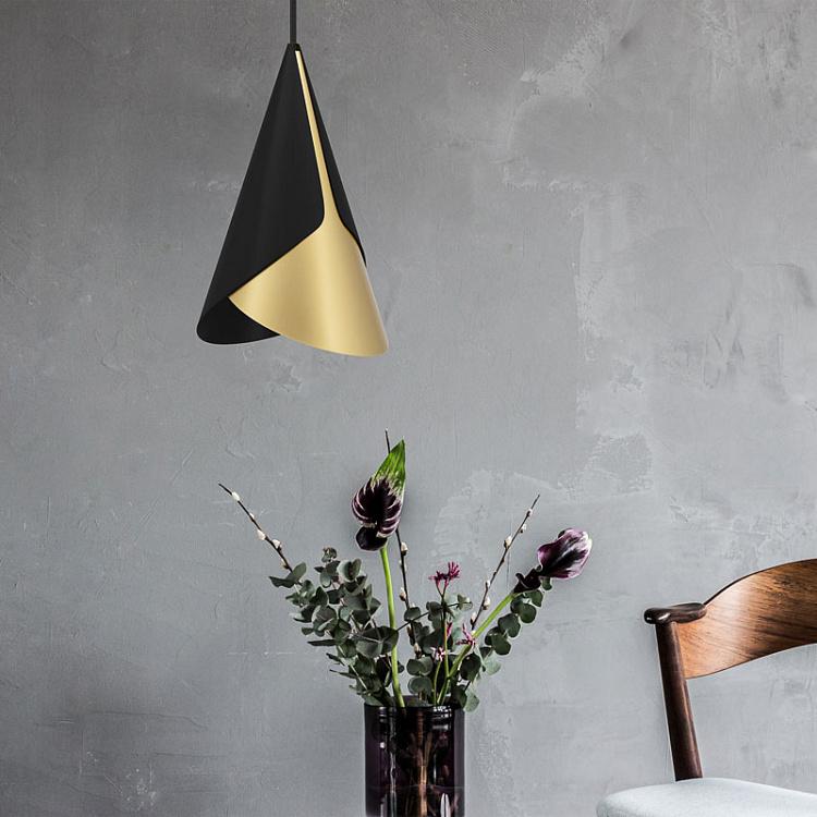 Чёрно-латунный подвесной светильник Рожок на чёрном проводе с плоским потолочным колпаком Cornet Black Brass With Black Cord Rosette