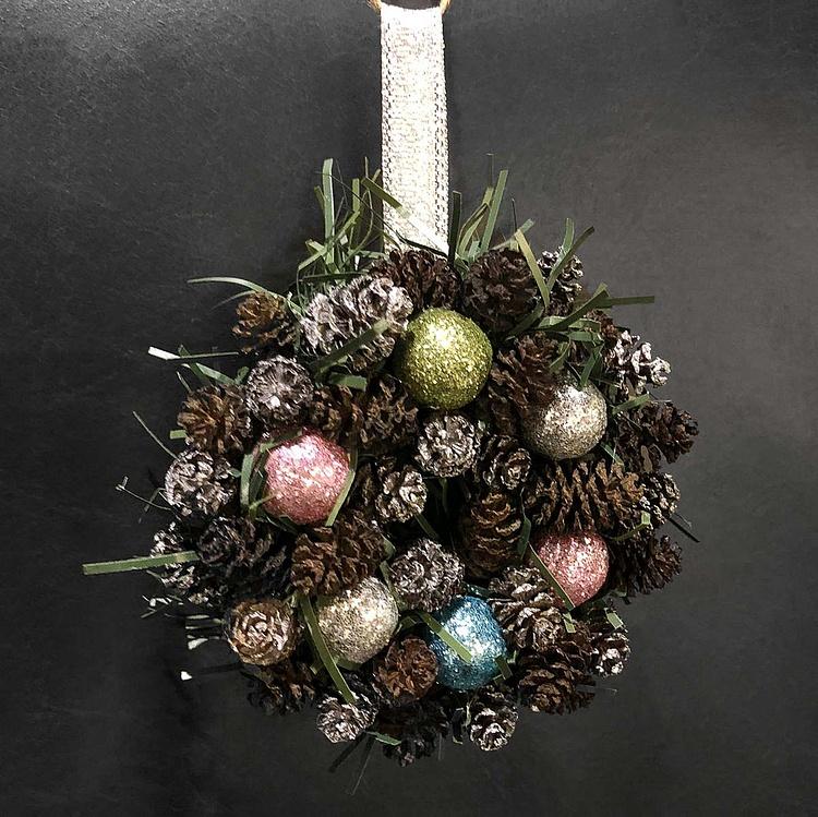 Новогодний венок с шишками и перламутровыми шарами 8, XS Wreath Bagel 8 Extra Small