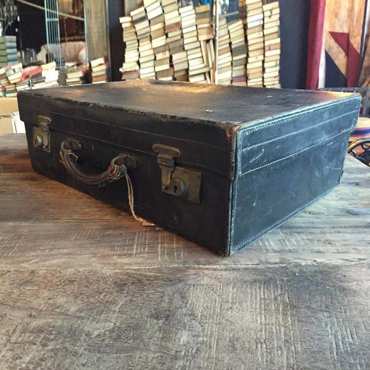 Винтажный чёрный фибровый чемодан с простроченными краями Vintage Black Leather Suitcase With Stitched Edges