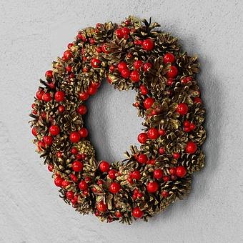 Wreath With Pinecones And Berries 32 cm