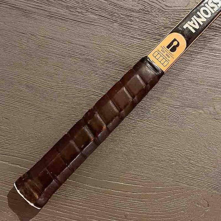 Винтажная теннисная ракетка и мяч 9 Vintage Tennis Racket And Ball 9