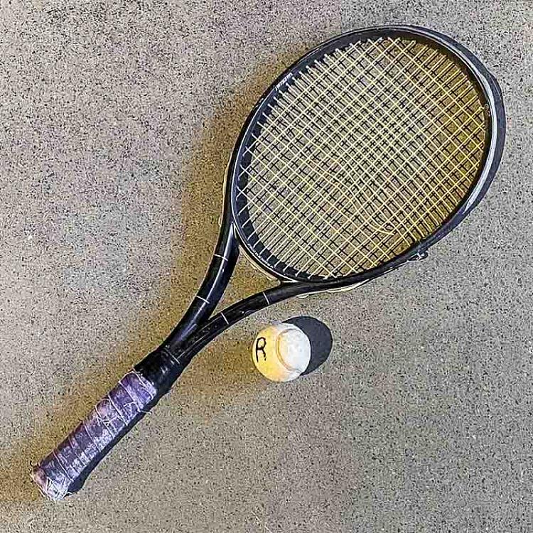 Винтажная теннисная ракетка и мяч 19 Vintage Tennis Racket And Ball 19
